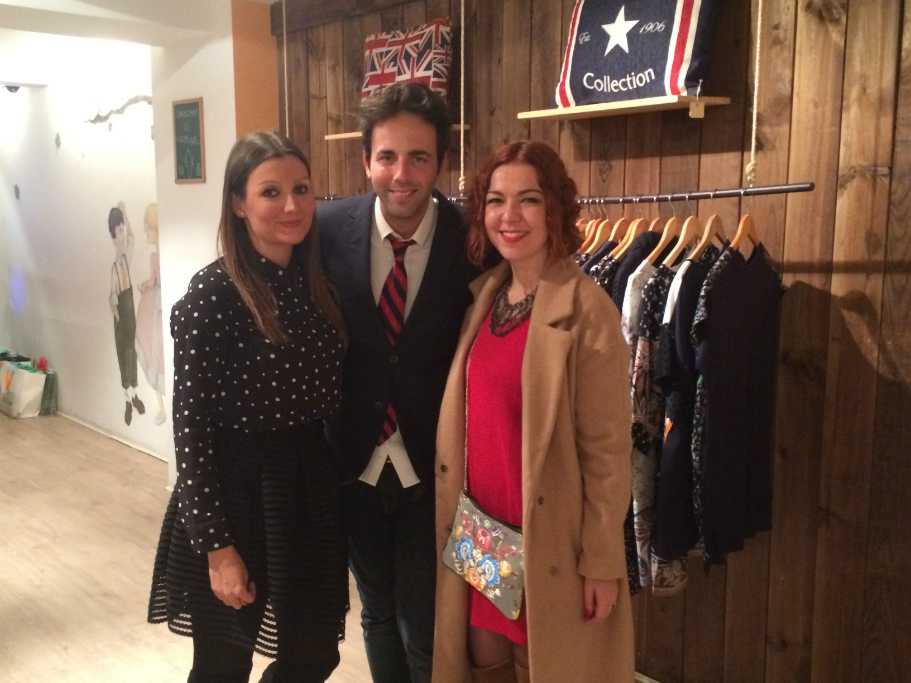 Blogger visitando una importante tienda de moda